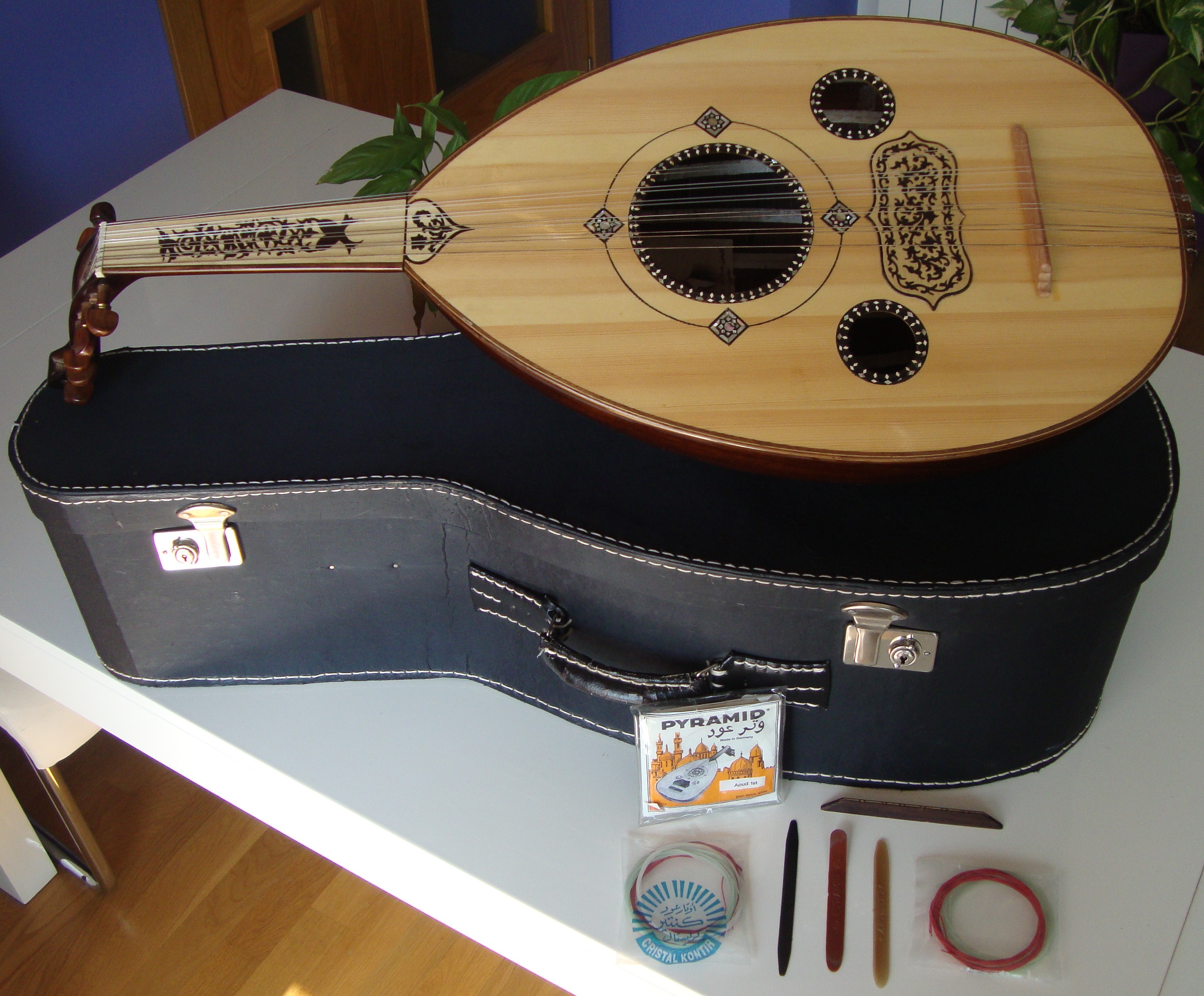 Oud y estuche